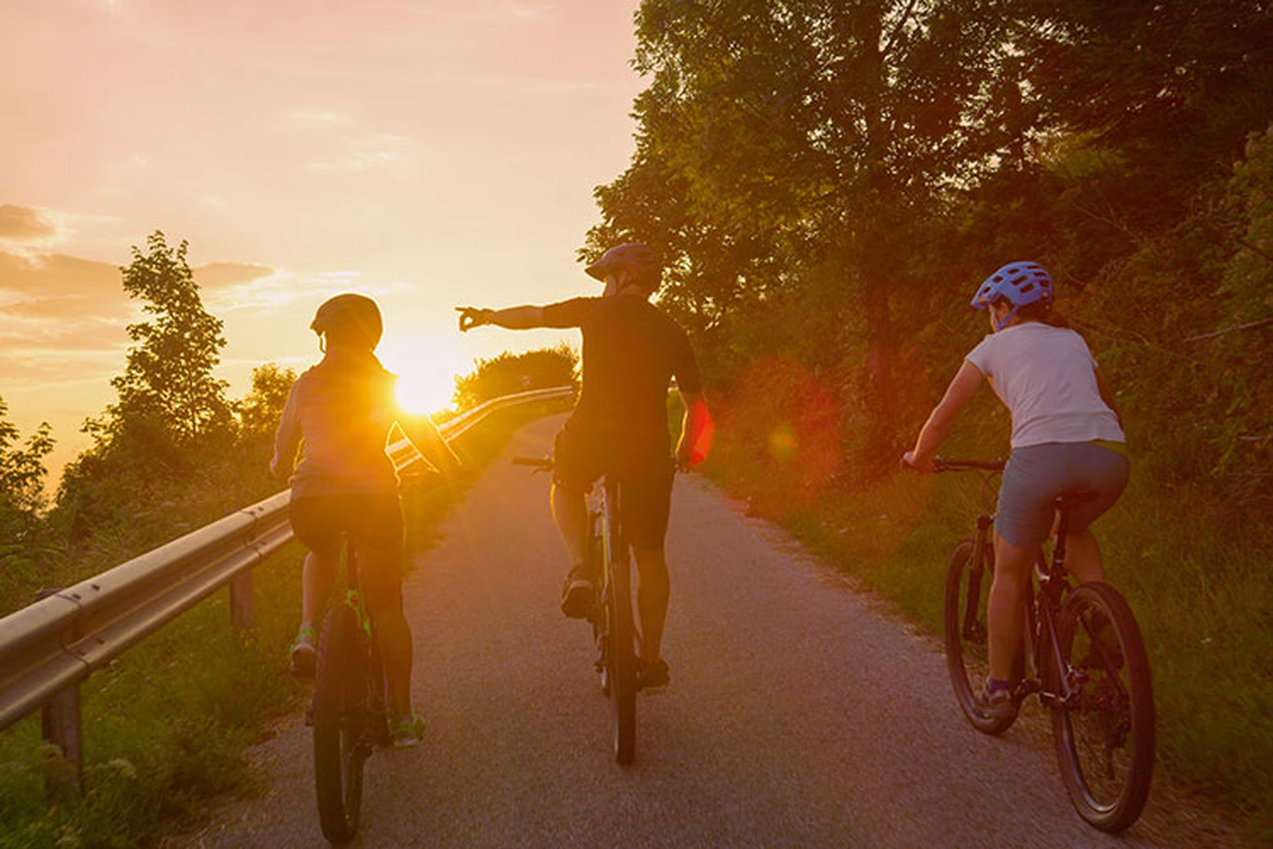 Groupe en vélo au soleil couchant en seine maritime près d'yport