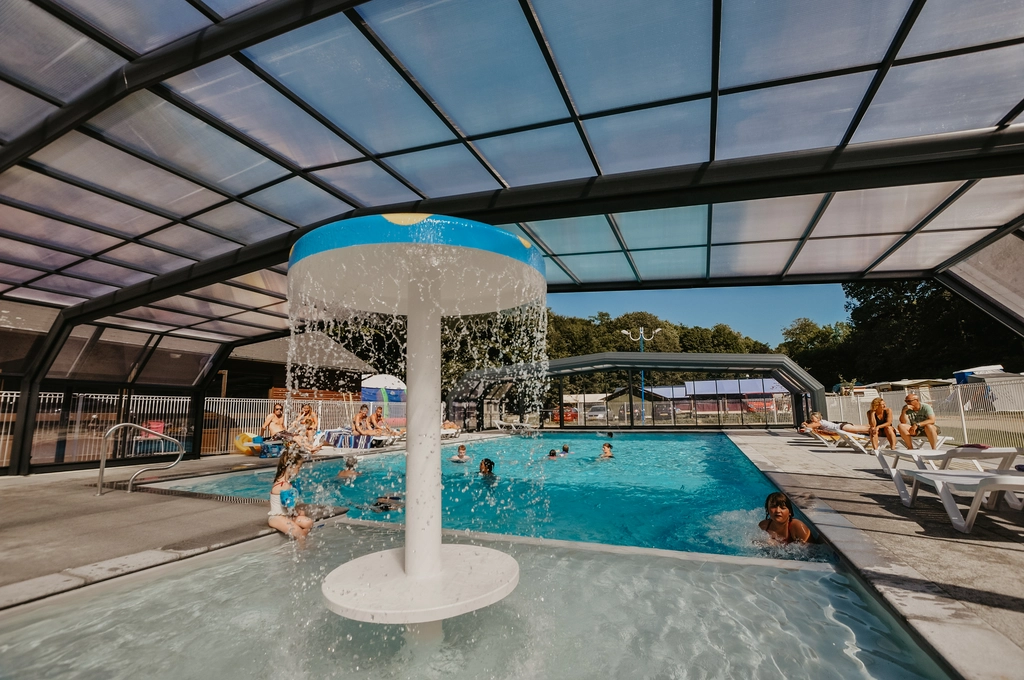 champignon baignade dans la piscine du flower camping la Chenaie